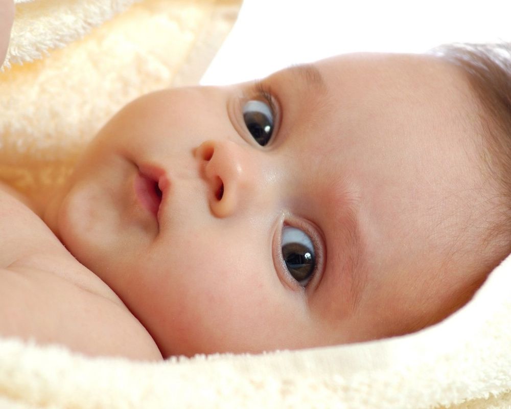 Обои для рабочего стола Щекастенький ребеночек в желтом полотенце
