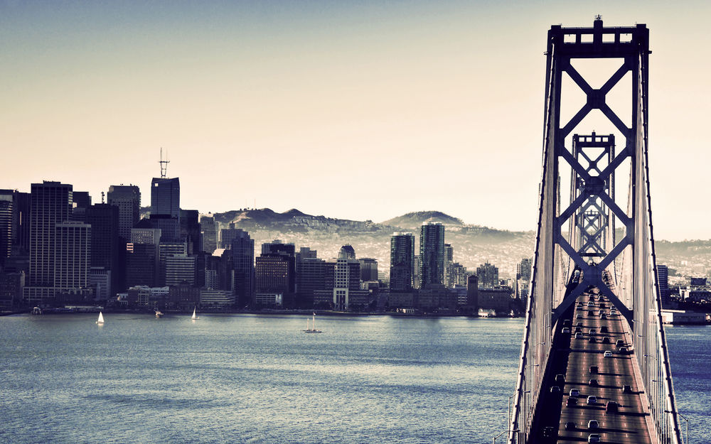 Обои для рабочего стола Красивый вид на город и знаменитый мост Сан-Франциско