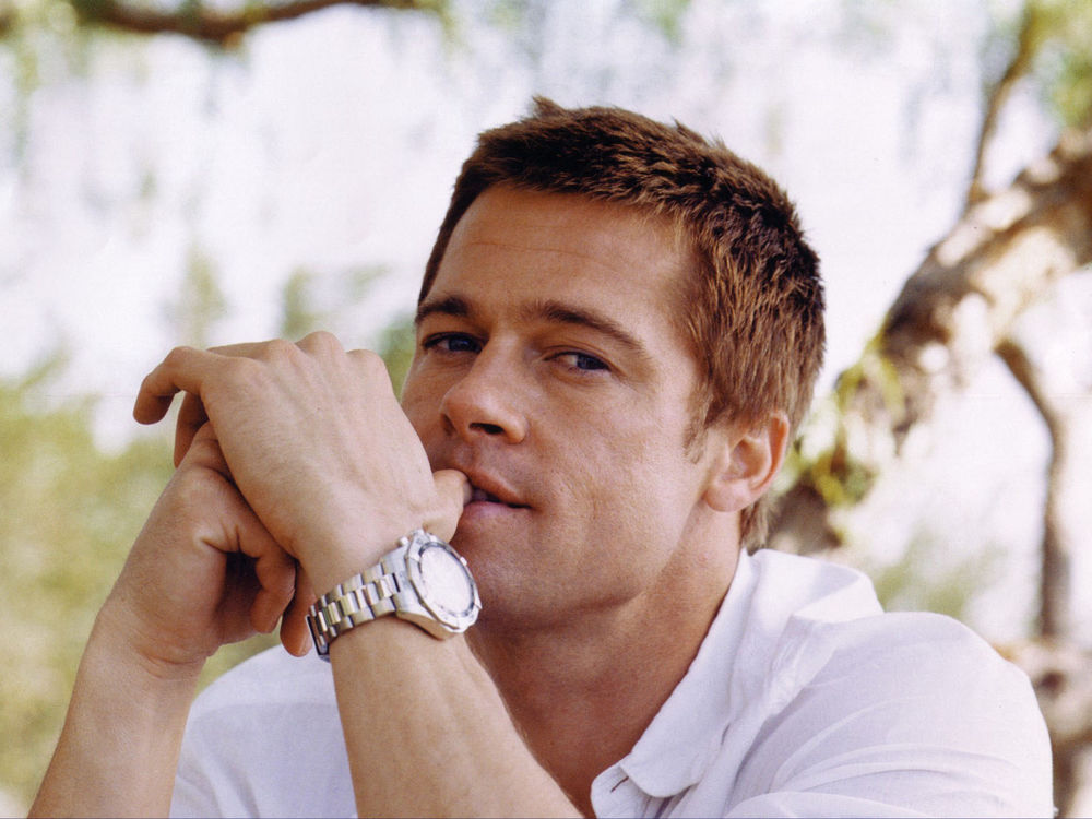Обои для рабочего стола Актер Бред Питт / Brad Pitt в белой рубашке с часами на руке в саду на фоне деревьев
