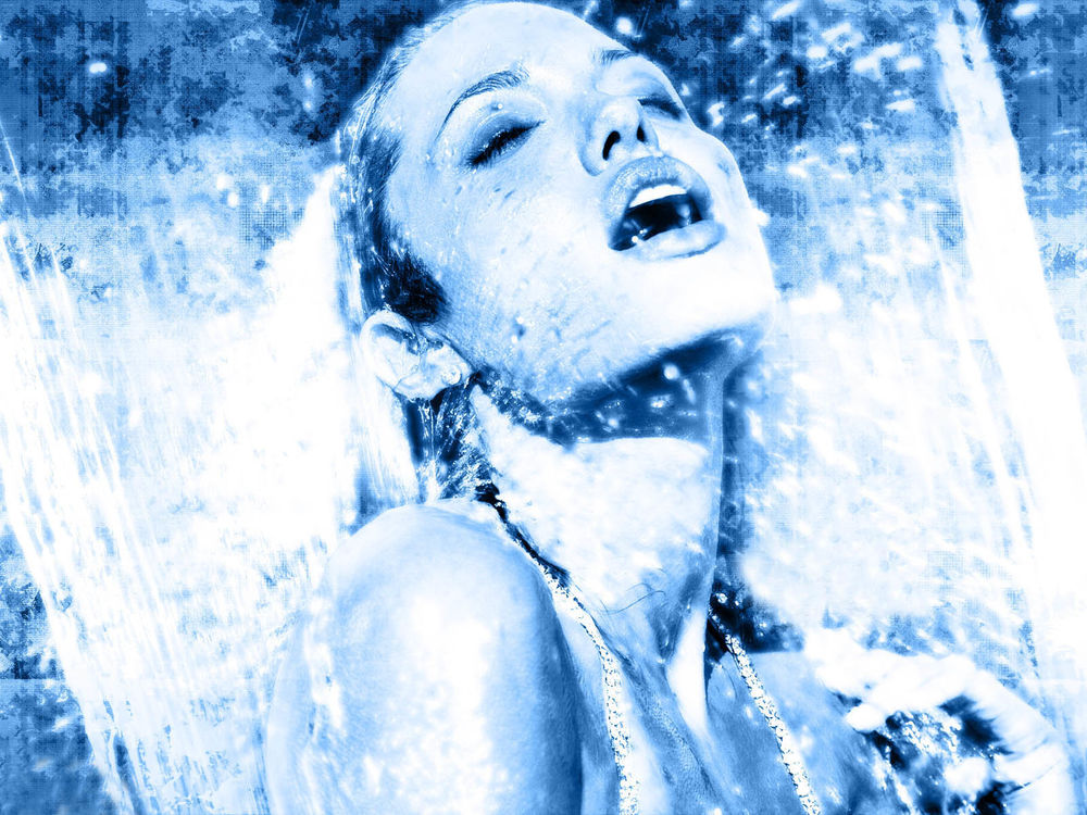 Обои для рабочего стола Актриса Анжелина Джоли /  Аngelina Jolie в ледяных брызгах