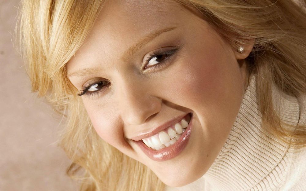 Обои для рабочего стола Актриса Джессика Альба / Jessica Аlba крупным планом, задорно смеется