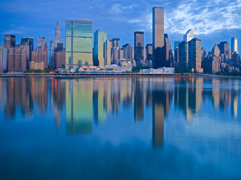 Обои для рабочего стола Небоскребы Нью-Йорка / New York отражаются в воде