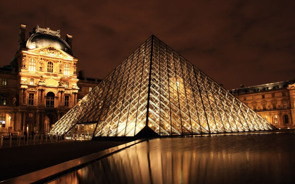 Обои для рабочего стола Стеклянная пирамида у Лувра / Musée du Louvre, Париж, Франция