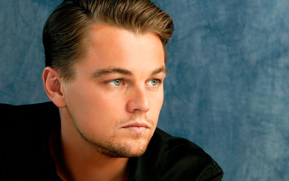 Обои для рабочего стола Актер Леонардо ДиКаприо / Leonardo DiCaprio  смотрит в сторону