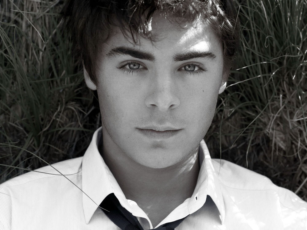 Обои для рабочего стола Актер Зак Эфрон / Zak Efron крупным планом на траве