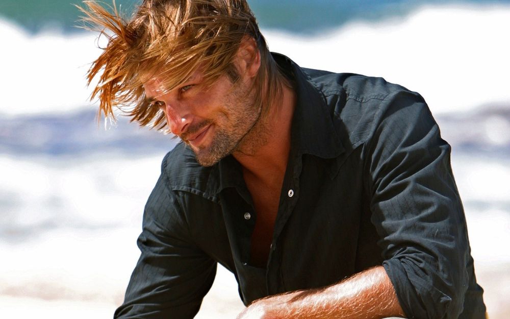 Обои для рабочего стола Актер Джош Холлоуэй / Josh Holloway лукаво улыбается на пляже