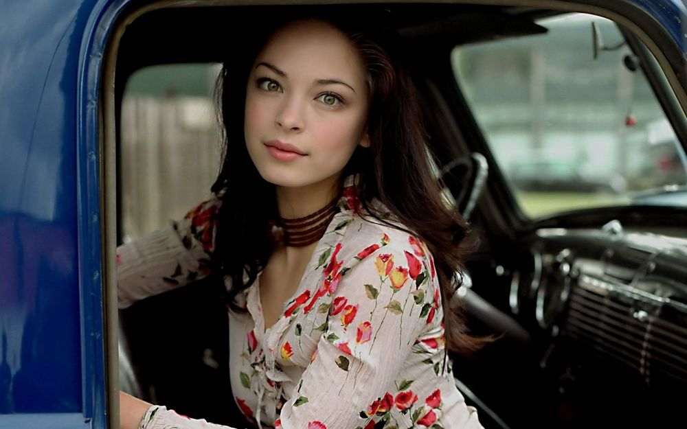 Обои для рабочего стола Кристин Крек / Kristin Kreuk в синем пикапе с невинным взглядом