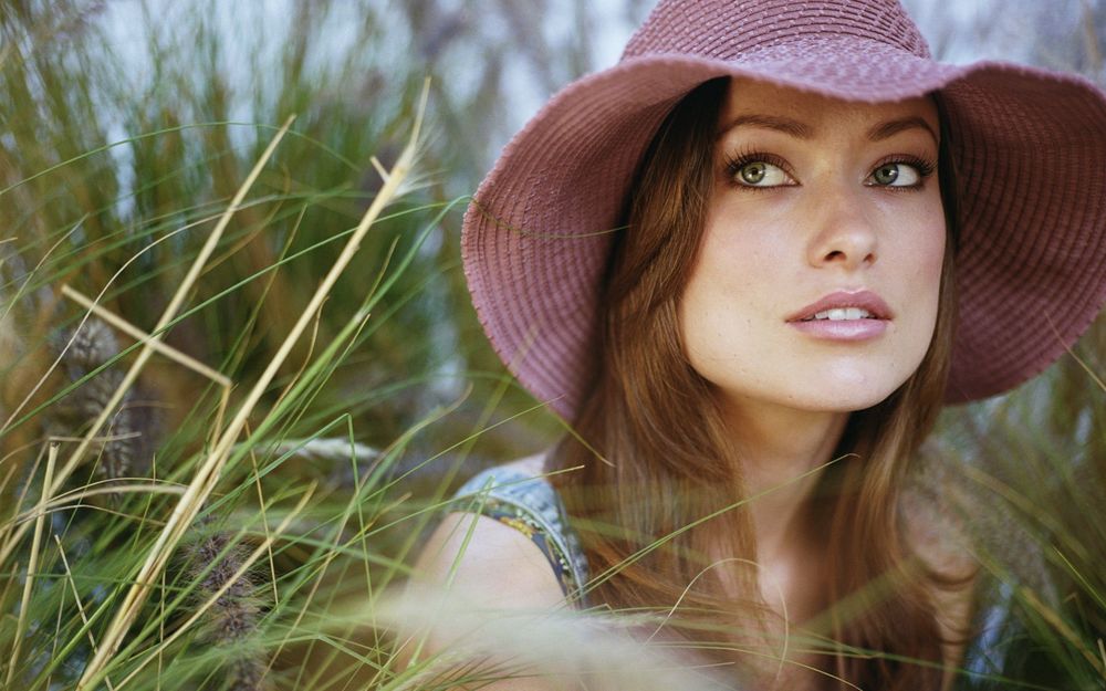 Обои для рабочего стола Olivia Wilde / Оливия Уайлд в розовой шляпке
