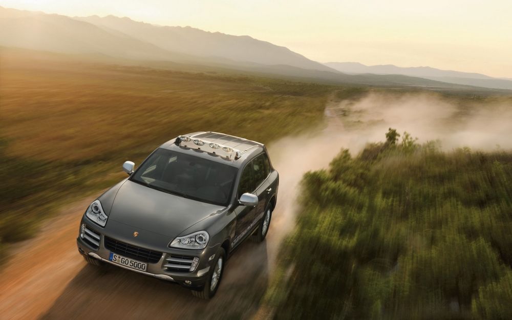 Обои для рабочего стола Porsche_Cayenne_S_Transsyberia_1680 x на трассе