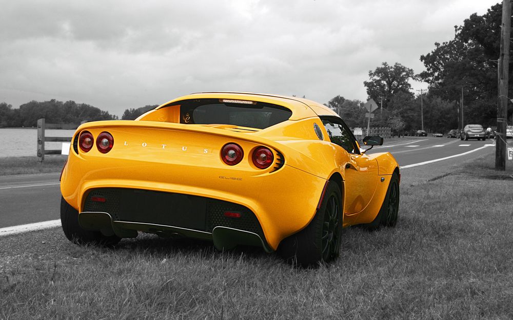 Обои для рабочего стола Автомобиль Lotus Elise желтого цвета