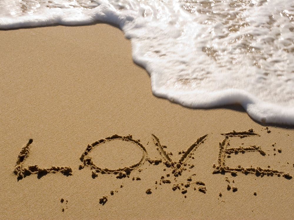 Обои для рабочего стола Надпись Love на песке у моря