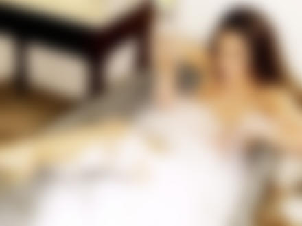 Обои на рабочий стол Lucy Pinder / Люси Пиндер принимает пенную ванну
