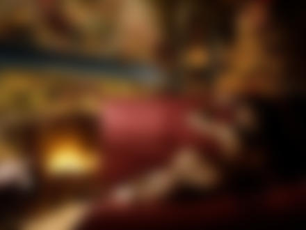 голая девушка на красном диване