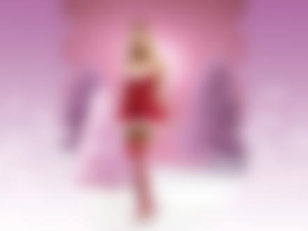 Сексуальная брюнетка позирует в розовом белье модного в вечернее время. Девочка смотрит на камеру.