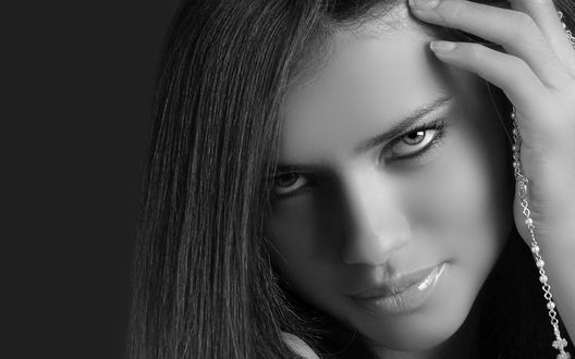 Обои на рабочий стол Модель Victoria's Secret Адриана Лима / Adriana Lima с серебряным крестиком в руке