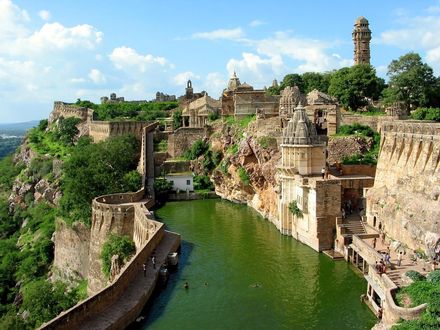 Обои на рабочий стол Форт Читторгарх / Chittorgarh Fort с озером внутри его стен, Раджастан, Индия