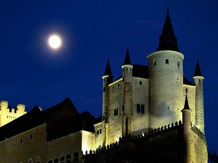 Обои на рабочий стол Замок Алькасар в Сеговии / Alcбzar de Segovia на горе ночью в свете луны, Испания