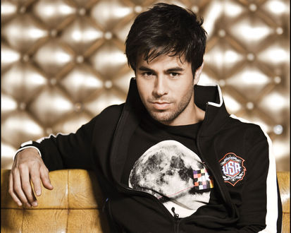 Обои на рабочий стол Певец Энрике Иглесиас / Enrique Iglesias в спортивной кофте USA