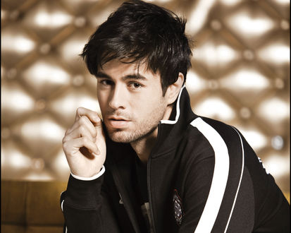 Обои на рабочий стол Певец Энрике Иглесиас / Enrique Iglesias в спортивной кофте