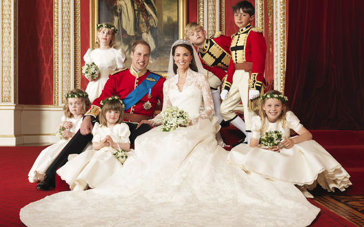Обои на рабочий стол Свадебное фото Кэтрин Элизабет Миддлтон / Catherine Elizabeth Middleton и Уильяма Артура Филипа Луиса / William Arthur Philip Louis в окружении детей