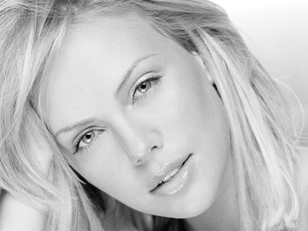 Обои на рабочий стол Актриса Шарлиз Терон / Charlize Theron крупным планом