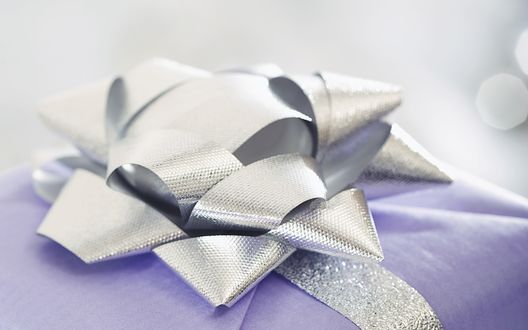 Обои на рабочий стол Новогодний подарок лилового цвета с серебряным бантиком