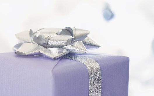 Обои на рабочий стол Сиреневый подарок с серебряной ленточкой и бантом