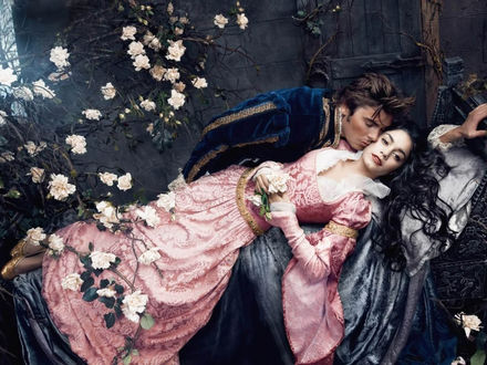 Обои на рабочий стол Актеры Ванесса Хадженс / Vanessa Hudgens и Зак Эффрон / Zac Efron в образа героев из сказки 'Спящая красавица / Sleeping Beauty' (проект американского художника- фотографа Энни Лейбовиц / Annie Leibovitz)