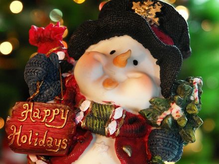 Обои на рабочий стол Декоративный снеговичок с табличкой (Happy Holidays)