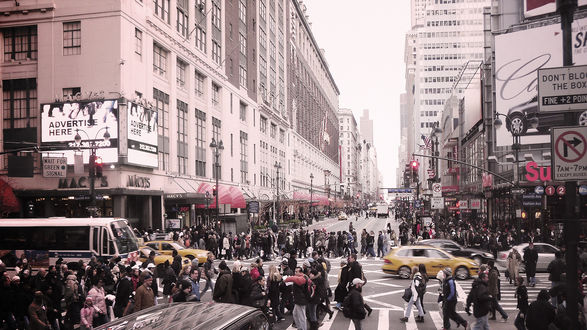 Обои на рабочий стол Шумная улица города Нью-Йорк / New York, по которой идет множество людей, едут машины, автобусы и желтые такси (Advertise here, wait for green signal)