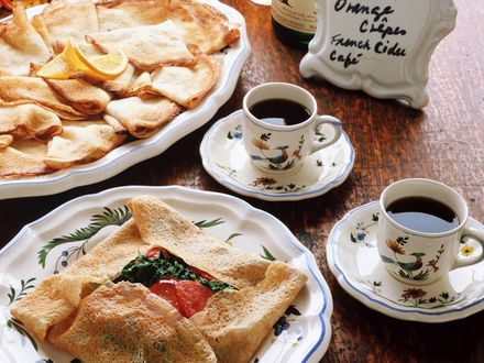 Обои на рабочий стол Блины с очень вкусной начинкой и две чашки кофе
