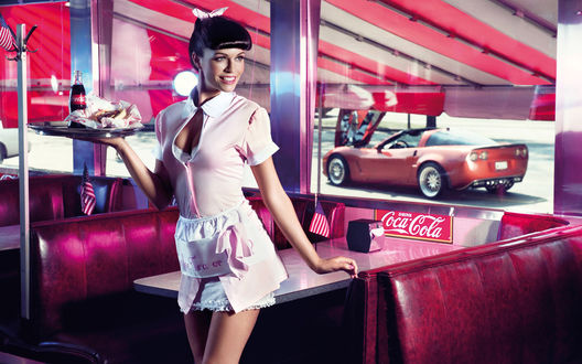 Обои на рабочий стол Официантка в кафе несёт поднос с Cocа-Cola и горячим хот-догом
