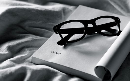 Обои на рабочий стол Очки лежат на книге