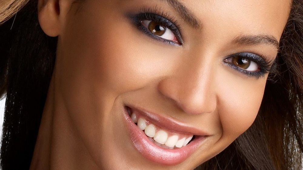 Обои для рабочего стола Певица Бейонсе / Beyonce крупным планом