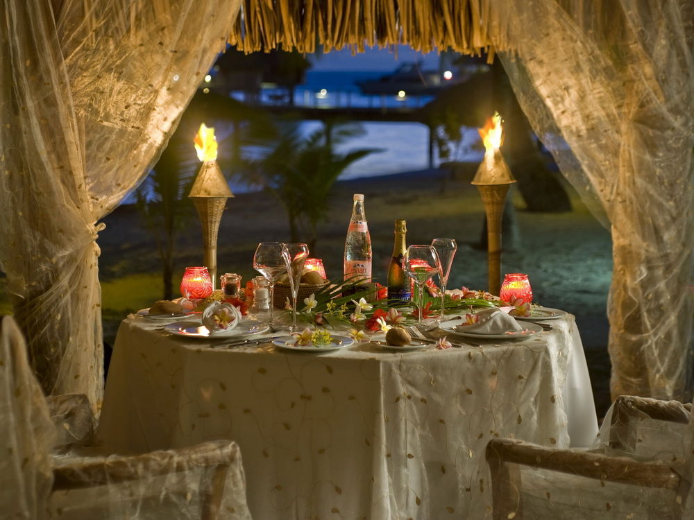 Обои для рабочего стола Стол, накрытый на пляже, для романтического ужина для двоих