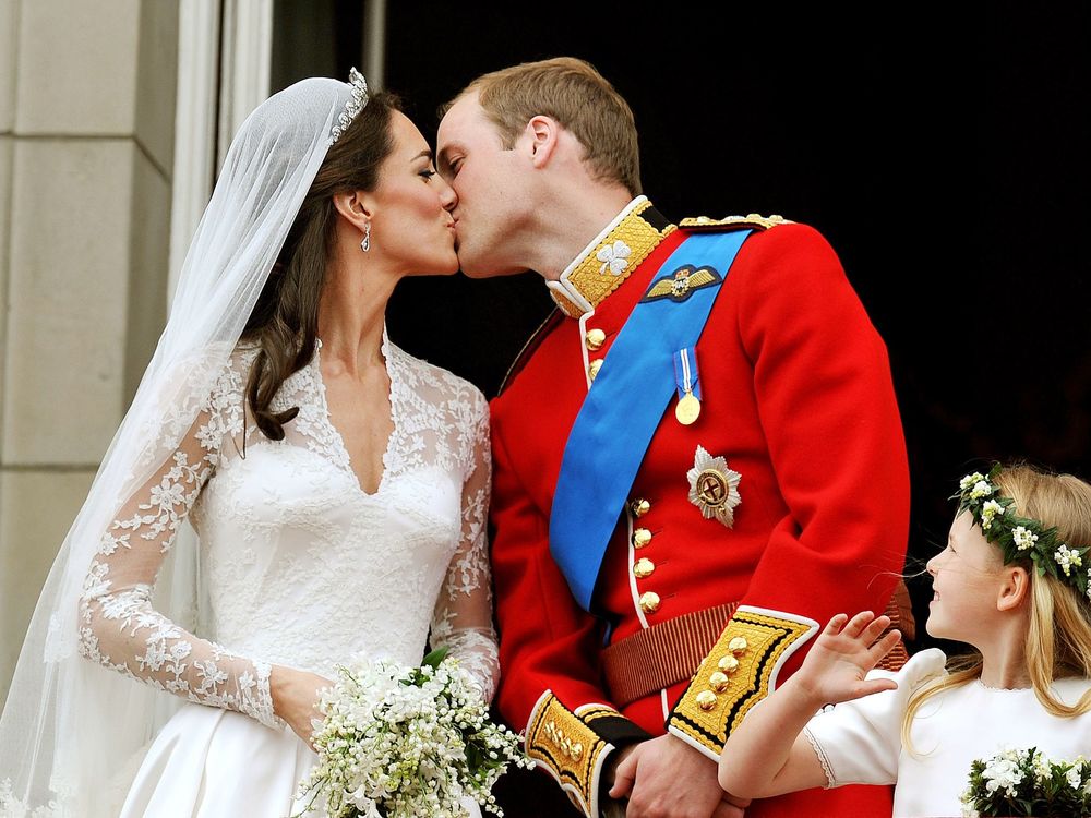 Обои для рабочего стола Свадебное фото Кэтрин Элизабет Миддлтон / Catherine Elizabeth Middleton и Уильяма Артура Филипа Луиса / William Arthur Philip Louis