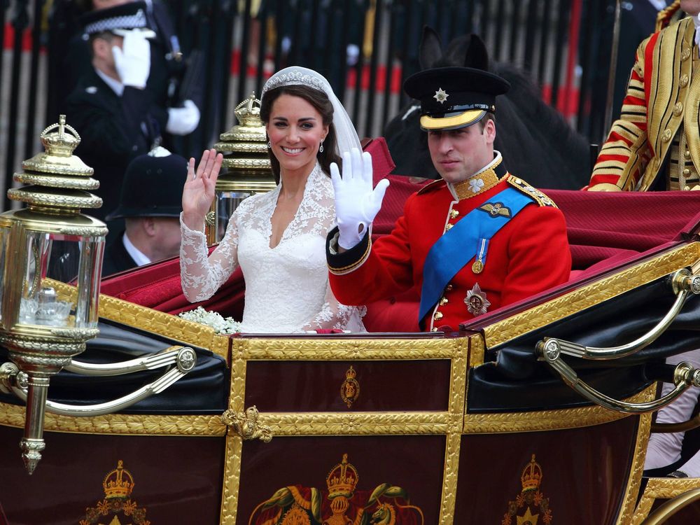 Обои для рабочего стола Свадебное фото Кэтрин Элизабет Миддлтон / Catherine Elizabeth Middleton и Уильяма Артура Филипа Луиса / William Arthur Philip Louis, сидят в королевской карете