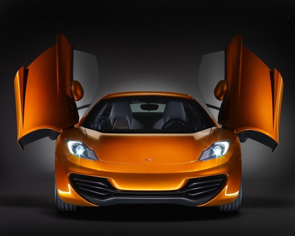 Обои для рабочего стола Оранжевый Макларен с открытыми дверями / McLaren MP4-12C