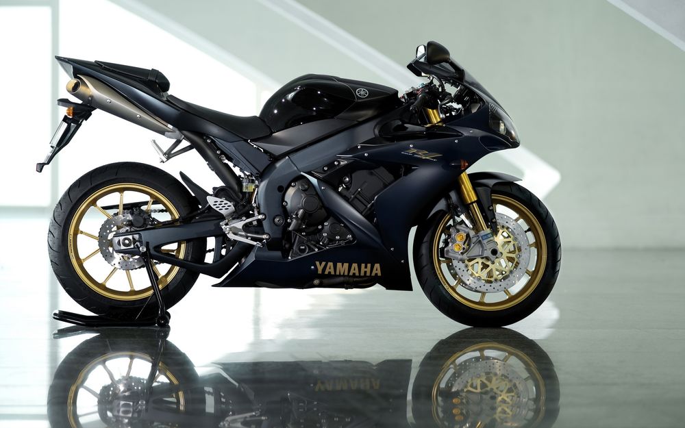 Обои для рабочего стола Спортивный мотоцикл Yamaha R1