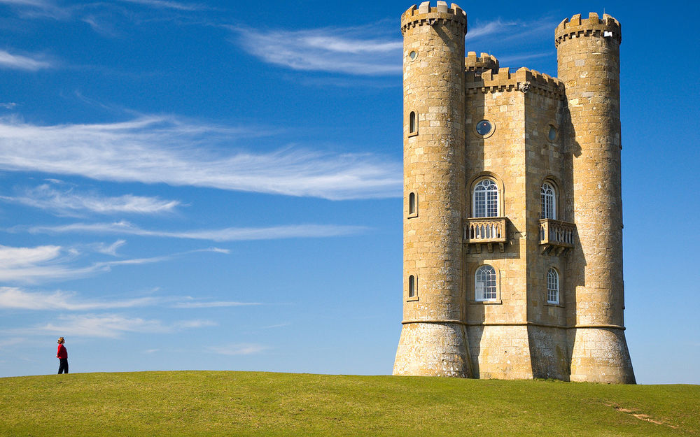 Обои для рабочего стола Бродвейская башня / Broadway Tower на Бродвейском холме / Broadway Hill, недалеко от города Бродвей (Бродуэй), в английском графстве Вустершир, Великобритания, рядом стоит женщина и смотрит на него