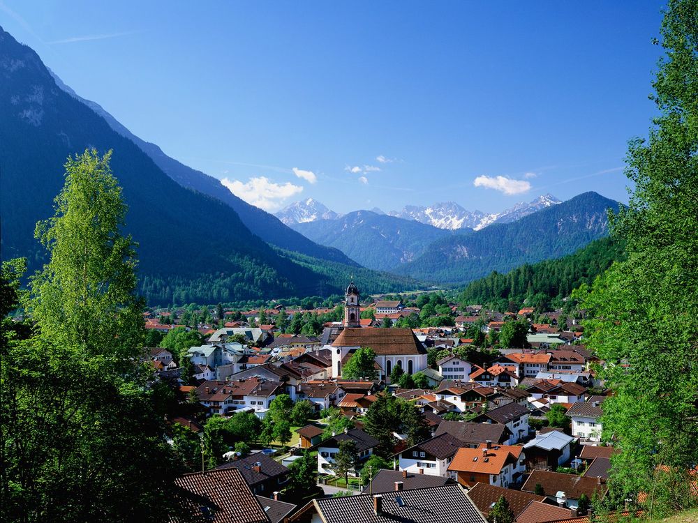 Обои для рабочего стола Горный городок Миттенвальд / Mittenwald в Баварии /  Bavaria, Германия