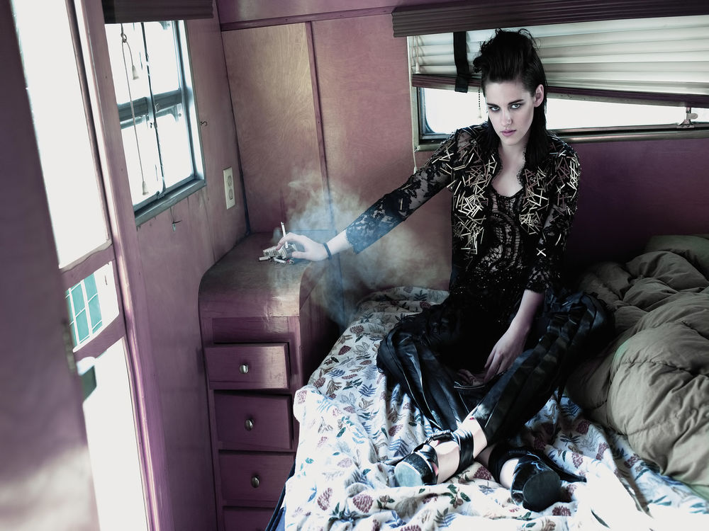 Обои для рабочего стола Kristen Stewart / Кристен Стюарт сидит в комнате на кровати и курит