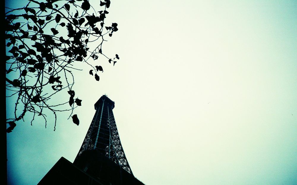 Обои для рабочего стола Эйфелева Башня / Eiffel Tower на фоне неба