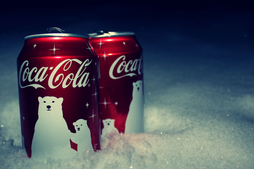 Обои для рабочего стола Две баночки новогодней Coca-Cola с белыми мишками в снегу