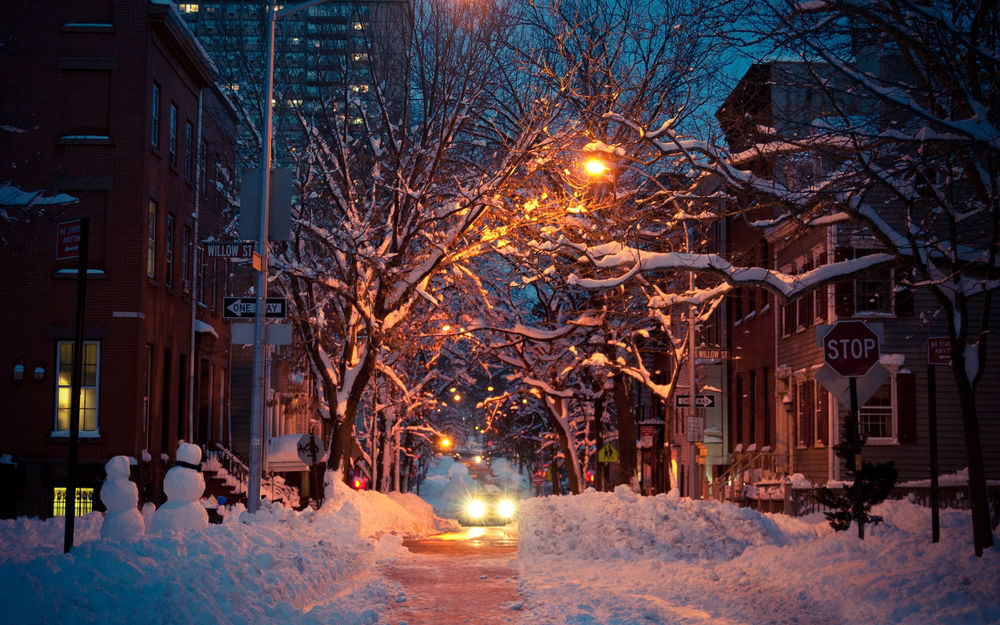 Обои для рабочего стола Улица города, засыпанного снегом, машины с трудом могут проехать по узкой расчищенной дороге
