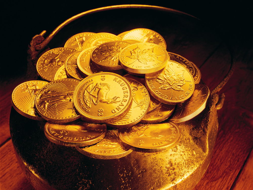 Обои для рабочего стола Котелок, заполненный доверху золотыми монетами