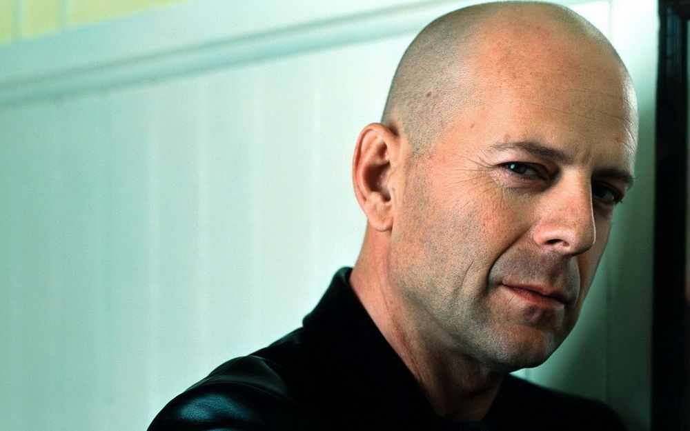 Обои для рабочего стола Брюс Уиллис / Walter Bruce Willis на фоне белой стены