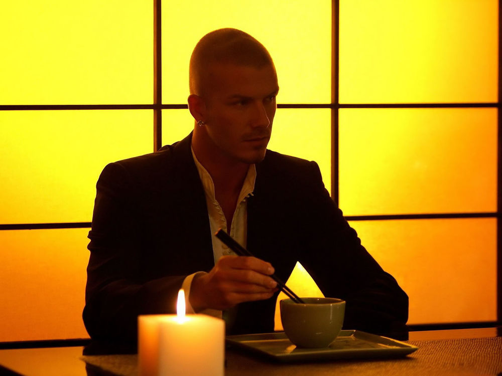 Обои для рабочего стола Дэвид Бэкхем / David Beckham ужинает при свечах в японском ресторане