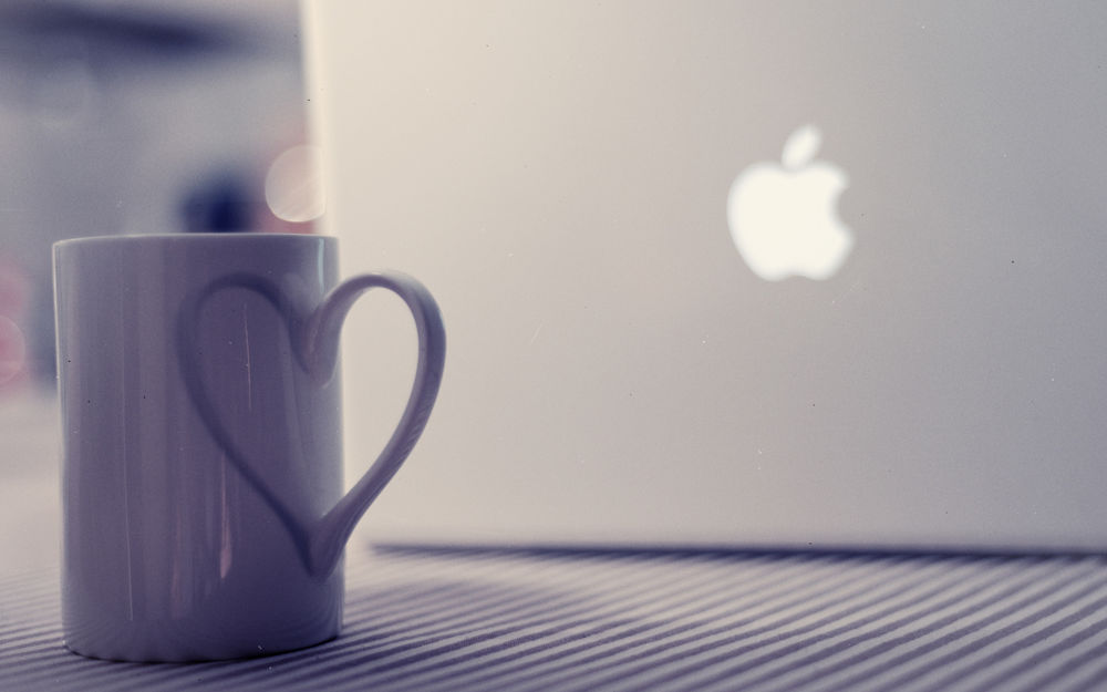 Обои для рабочего стола Чашка и ноутбук Apple