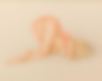 Обои для рабочего стола Голая зеленоглазая блондинка в прозрачной розовой комбинации томно выставила попку, одновременно демонстрируя пышный бюст